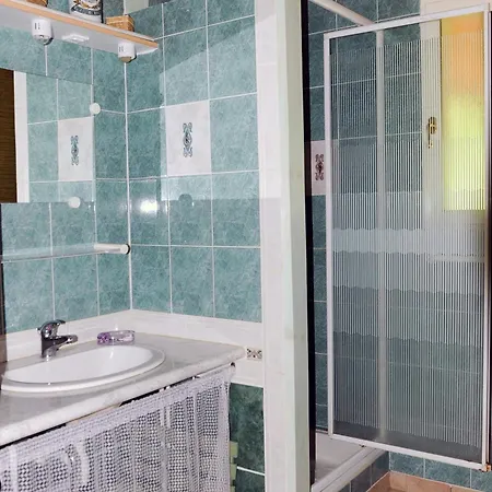 4 Personnes Vue Sur Le Des Graves - Vallee De La Jordanne,aurillac,cantal,auvergne