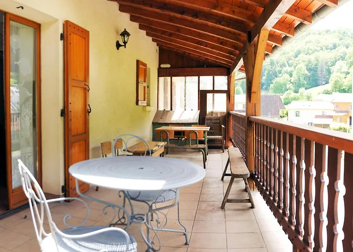 4 Personnes Vue Sur Le Des Graves - Vallee De La Jordanne,aurillac,cantal,auvergne * Lascelle