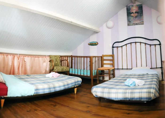 4 Personnes Vue Sur Le Des Graves - Vallee De La Jordanne,aurillac,cantal,auvergne * Lascelle